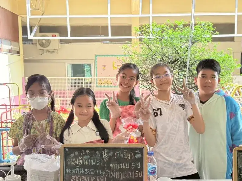 นักเรียนขายสินค้าในกิจกรรมตลาดนัดนิลประพันธ์ ฝึกทักษะ Financial Literacy