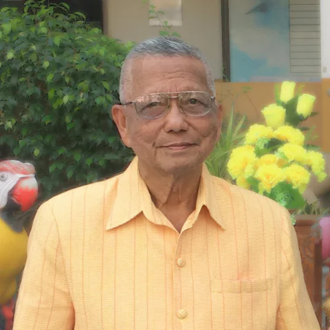 พันเอก (พิเศษ) เรืองยศ นิลประพันธ์ ผู้รับใบอนุญาต